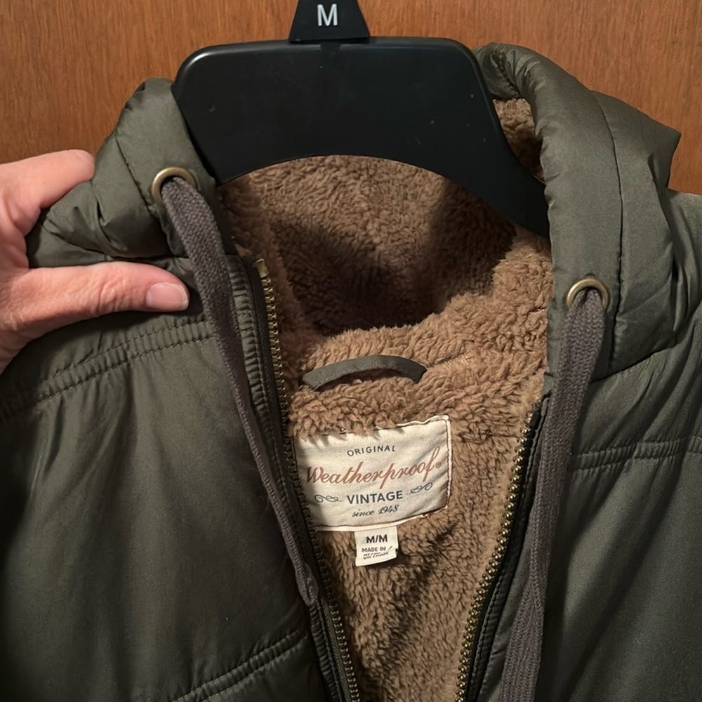 Men’s New vest size medium w hood